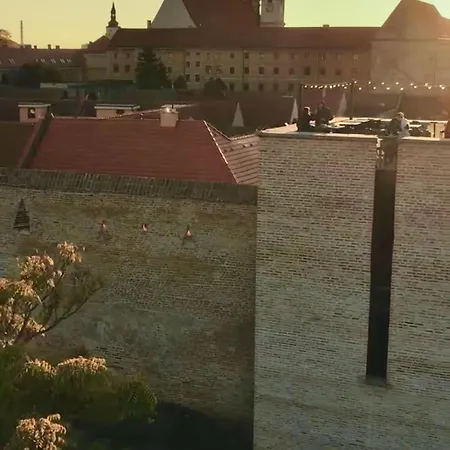 Byt S Obrovskou Terasou, Zapad Slnka, Garazove Parkovanie Trnava